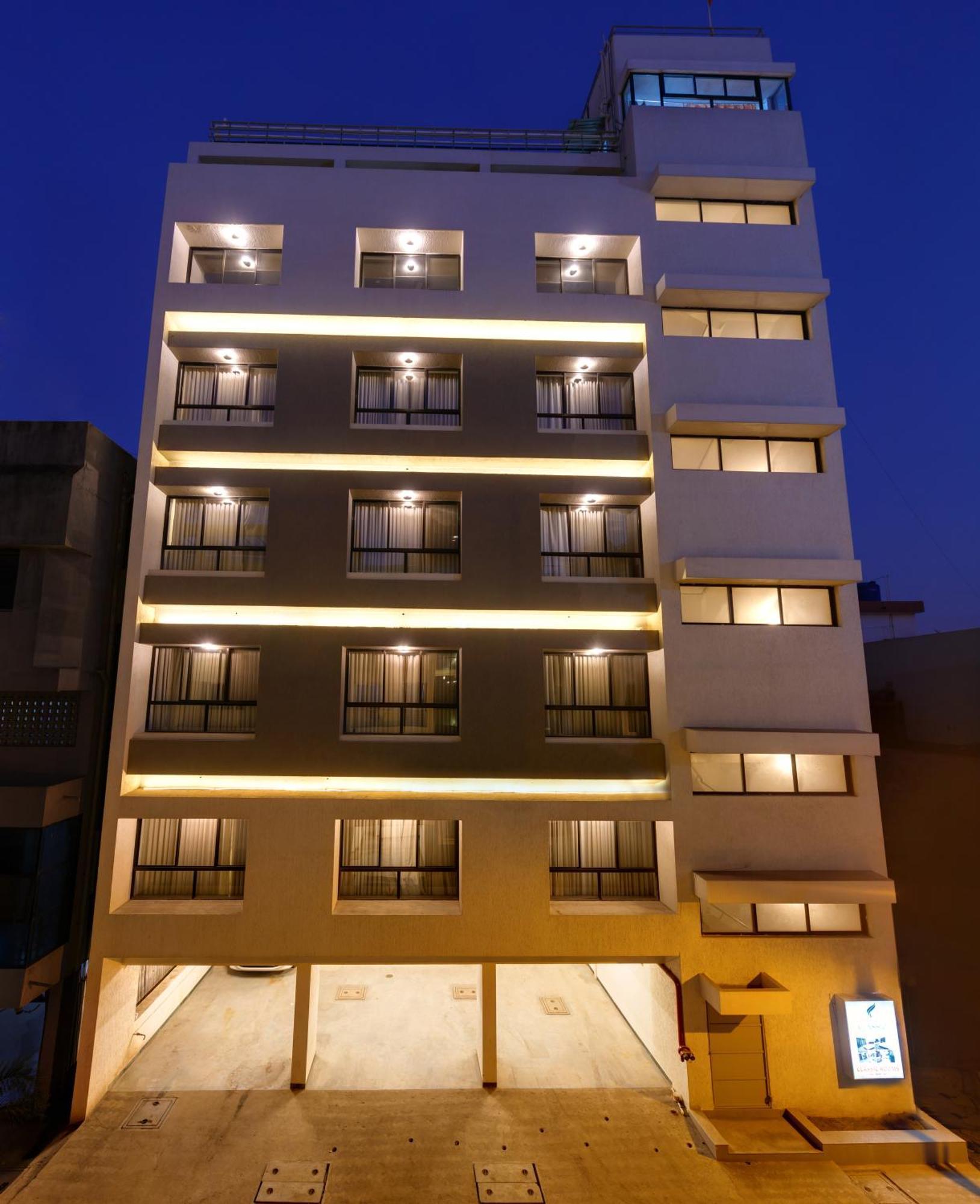 Hotel Classic Mid Town, 콜라푸르 외부 사진